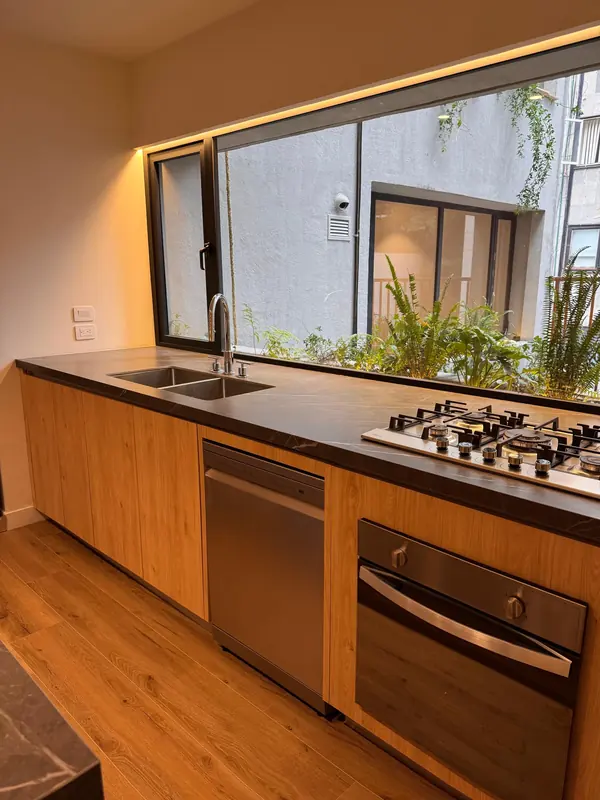 Cocina lineal en madera con parrilla y ventana panorámica, Río Guadiana 22
