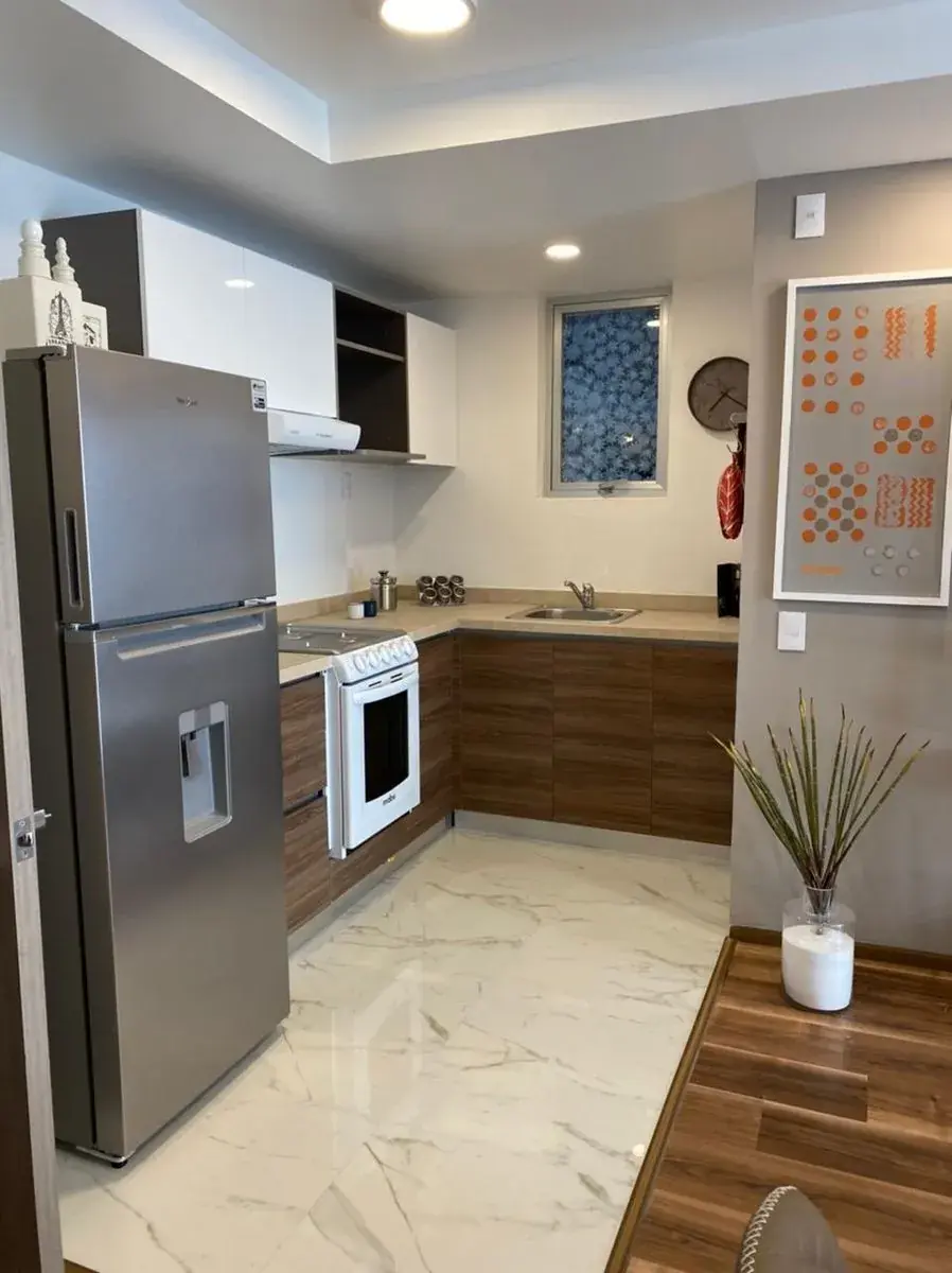 Cocina con muebles de madera y porcelanato, Yama Residencial Punta Museo