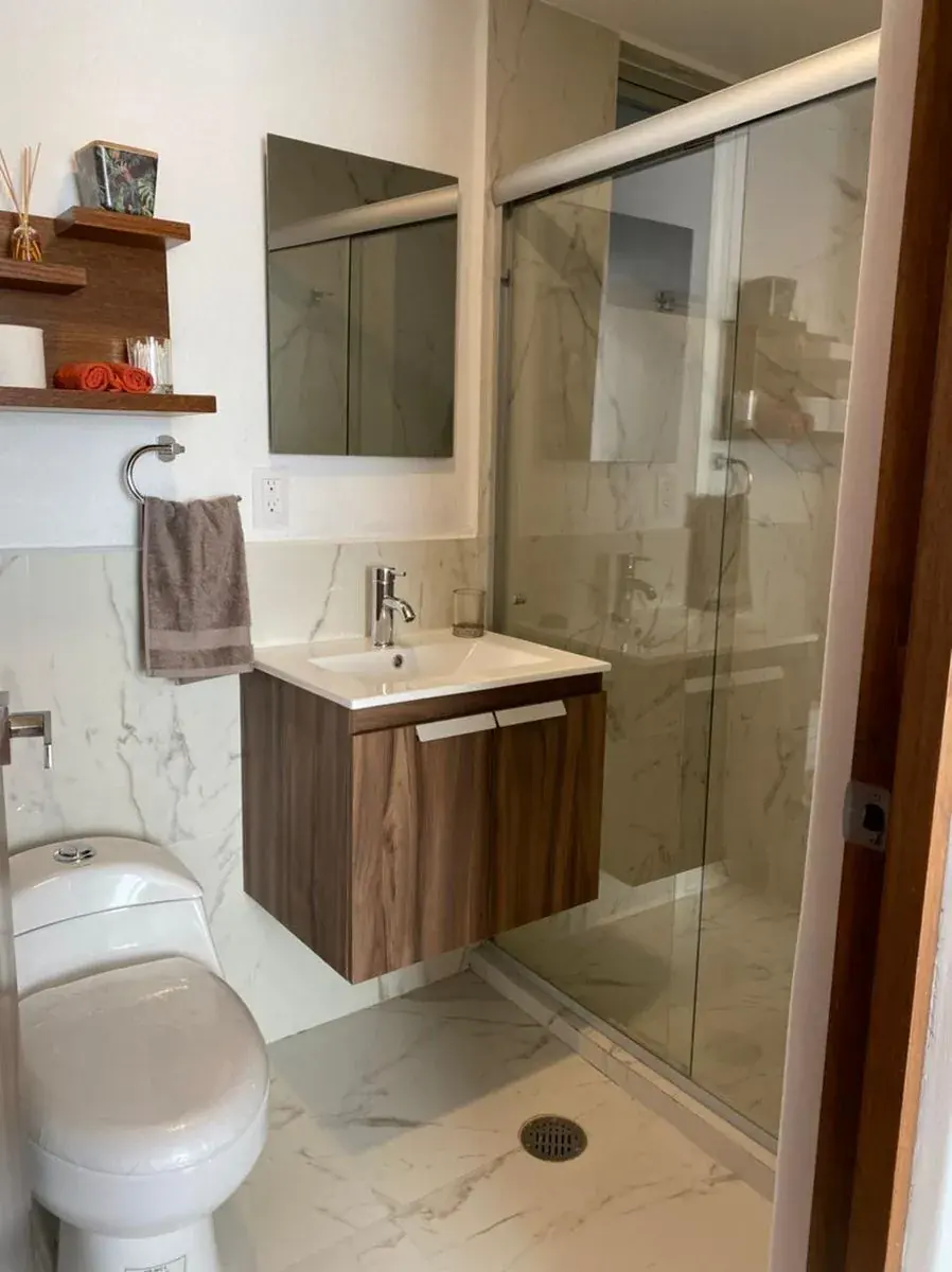 Baño con cancel corredizo y vanity, Yama Residencial Punta Museo