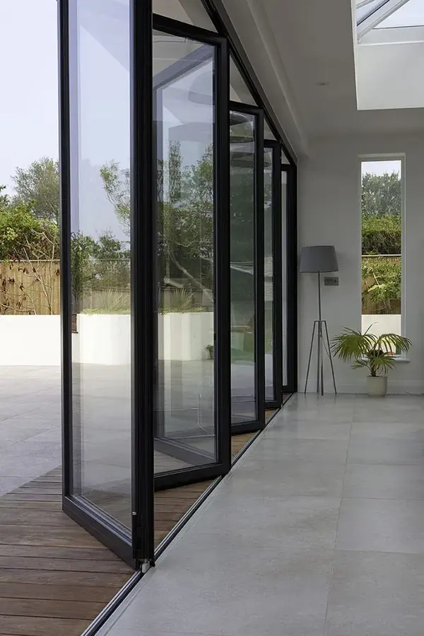 Cancelería plegable abierta a terraza, imagen de referencia de producto