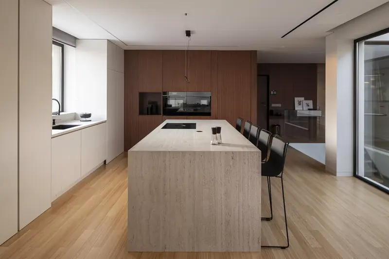 Cocina con isla y cubierta de piedra sinterizada, imagen de referencia de producto